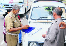 The traffic police challans lane violators