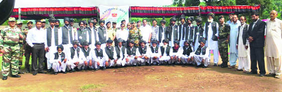Participants of Carvan-e-Hind with Rashtriya Rifles Commander during the flag-off ceremony at Mendhar on Friday. 