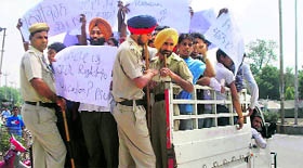 Protesting students in Ferozepur being taken into police custody.