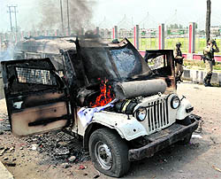 A police vehicle that was set ablaze by a mob after Eid prayers in Srinagar