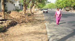 Indian cities are becoming notorious for their unsafe sidewalks or non-existent pavements Photo: Parvesh Chauhan