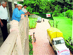 Governor Aziz Qureshi flags off a vehicle carrying relief material for the Uttarkashi cloudburst victims in Dehradun