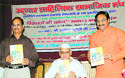 Governor Aziz Qureshi, along with former Chief Minister Ramesh Pokhriyal Nishank, releases a book at Raj Bhavan in Dehradun on Sunday