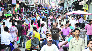 Huge rush during Sunday market makes it difficult for commuters to cross the stretch. 