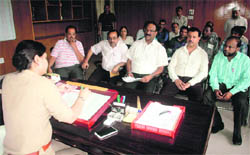 A delegation of Sarrafa Vyapar Mandal meets SSP Neeru Garg in Dehradun on Monday. 
