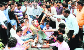 Employees hold a yajna to highlight their demand for the implementation of court orders regarding reservation in promotions at the Secretariat in Dehradun on Monday. 