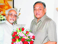 Chief Minister Vijay Bahuguna with Vice-President Hamid Ansari in New Delhi on Monday.