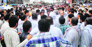 Relatives of deceased Mukesh block the Karnal-Kaithal road in Nissing on Monday.