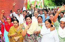 Congress candidate from Ward No. 7 Poonam Sharma (third from right) on her way to file nomination papers at Sector 18, Chandigarh