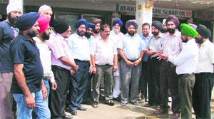 Owners of shops situated on the Gill Road protest against the metro project. 