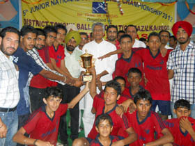CLP leader Sunil Jakhar presents the runner-up trophy of the 5th National Tchoukball Championship, to the Punjab team.