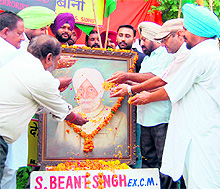 Members of the All-India Anti-Terrorism Front pay tributes to former Punjab Chief Minister Beant Singh on his 17th death anniversary in Amritsar on on Thursday