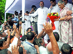 Delhi CM Sheila Dikshit being felicitated at her house on Thursday