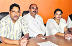 Members of the Uttarakhand Bar Council address mediapersons in Dehradun on Thursday. 