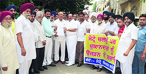 Shopkeepers under the banner the Metro Sangharsh Committee submit a memorandum to BJP leader Satpal Gosain in Ludhiana on Thursday
