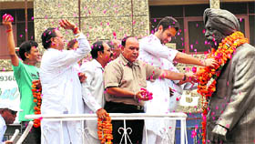 Congress workers pay tributes to former CM Beant Singh on his death anniversary in Jalandhar.