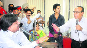 Leader of Opposition Jagdish Raja and Mayor Rakesh Rathour argue during the last meeting of the outgoing MC House in Jalandhar on Friday.