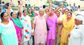 Kin of Harvinder Kaur >> protest outside National Kidney Hospital in Jalandhar on Friday.