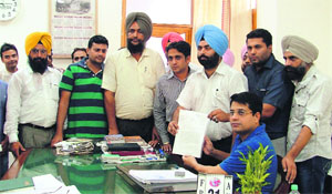 Activists of the Feed Foundation, Punjab, submit a memorandum to Deputy Commissioner Rahul Tiwari in Ludhiana on Friday. 