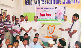 Congress workers pay tributes to former Chief Minister Beant Singh at Congress Bhawan in Ludhiana on Friday.