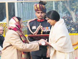 Subhashini receives the Ashok Chakra from then President Pratibha Patil on behalf of her husband who died fighting militants