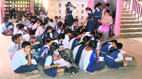 Childen sit on the floor at Government Hogh School, Vikas Nagar, near Mauli Jagran.