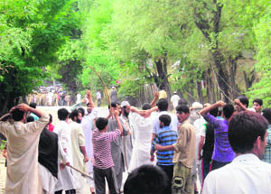 Residents of Goose and Kashira protest against the wildlife authorities in Goose, near Kupwara, on Sunday. 