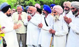 Farmers from Gujarat with SAD leader BS Ramoowalia (extreme left)