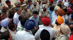 Municipal Commissioner Uma Shankar Gupta talking to the residents of the area where the solid waste treatment plant is supposed to come up in Bathinda.