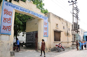 The transformer installed outside the primary wing of Desraj School that poses a threat to the students as it is placed very low. 