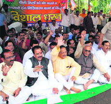 BC Khanduri along with BJP leaders sits on a dharna  in Dehradun on Monday. 