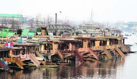 Gul Gulshan Gulfam, telecast in the early 90s, was based on families living in three houseboats of the Dal named Gul, Gulshan and Gulfam