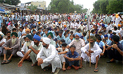 Students of Adarsh School and their parents block traffic and stage dharna in Bajakhana town on Tuesday
