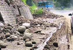The national highway between Kotla and Mattor is in a bad shape. Photo by writer
