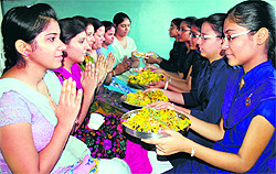 Students perform aarti of teachers in Amritsar on Teachers Day