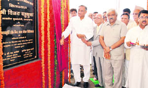 Chief Minister Vijay Bahuguna lays the foundation stone of the new buidling of Uttarakhand Lok Ayukta in Dehradun on Wednesday. 