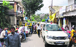 Minister of State for Transport Shabir Ahmed Khan parked his cavalcade in middle of the road near Salani bridge in Rajouri. A Tribne photo: Ranjit