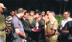 Shah Rukh Khan with District Deputy Commisioner Farooq Ahmad Shah in the Chandanwari area of Pahalgam on Wednesday. A tribune photograph