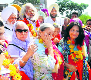 Writer Saadat Hasan Mantos daughters are welcomed to their ancestral Paraudi village near Samrala.