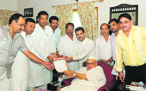 A delegation of the Samajwadi Party presents a memorandum to Governor Aziz Qureshi in Dehradun on Thursday.