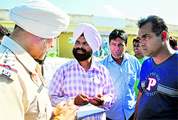The police records the statements of relatives of the deceased