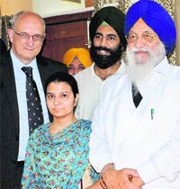 Cambridge University VC Sir Leszek Borysiewiczh (left) and SGPC chief Avtar Singh Makkar in Chandigarh. 