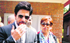 DSP Raja Nighat Aman with Shah Rukh Khan in Srinagar.