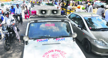 Vehicles stuck in a traffic jam on the Ferozepur road. Cars belonging to the Congress leaders and their security staff are seen parked on the road. 