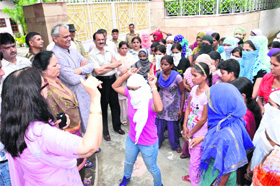 Maharshi Dayanand University VC Ramphal Hooda talks to protesting inmates of various girls hostels outside his residence in Rohtak on Saturday.