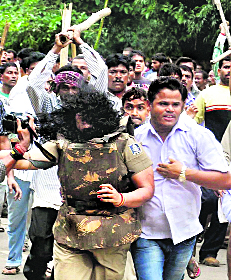 Congress workers thrash a policewoman in Odisha.