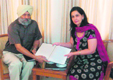 Dr Navjot Kaur Sidhu meets Director of the Punjab Energy Development Agency Balour Singh at Punjab Bhawan in Chandigarh to discuss the issue of making Amritsar a solar city. 