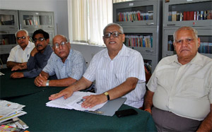 Office-bearers of the DAV Colleges Retired Teachers Association (Punjab) address mediapersons in Bathinda on Sunday.