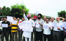 RTI activists raise anti-government slogans in Jammu on Sunday. 