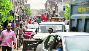 Traffic chaos on a city road in Ludhiana